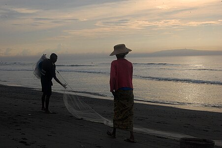 Nelayan yang baru pulang melaut di Pantai Sanur
