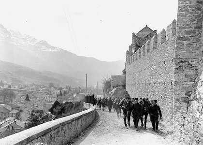 A fringed column of a mountain battalion ascending from Bellinzona