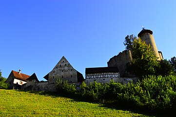 Ферма в форбурге и бергфрид замка