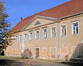 Schloss (Nr. 8, Dreiflügelanlage) Wirtschaftsgebäude (Nr. 9, Wohnstallhaus, später Gemeindeverwaltung) sowie Gedenksäule eines Rittergutes mit Einfriedungsmauer (Einzeldenkmale der Sachgesamtheit 09304088)