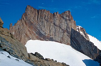 Die Granitwand des Stålstuten im westlichen Mühlig-Hofmann-Gebirge, Blick nach Südwesten