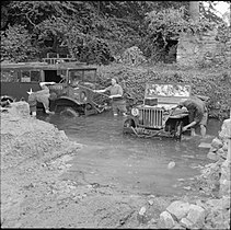 משאית שברולט CMP-15, (משמאל) של הצבא הבריטי (צולם ב-נורמנדי בשנת 1944) (ראו הפלישה לנורמנדי)