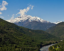 El volcán Tinguiririca visto desde el valle del Río Tinguiririca.