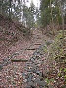 山頂へと延びる大手道