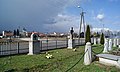 Cmentarz wojenny nr 319 i widok miejscowości ze wschodu