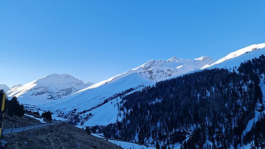 Der sägeförmige Nordostgrat des Tscheischhorns zieht sich von der Bildmitte nach rechts zum Nordgipfel. Der Hauptgipfel befindet sich rechts davon, knapp über dem Grat.