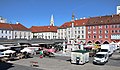 Wochenmarkt am Hauptplatz, dahinter der Marienmarkt