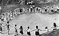 Des jeunes du mouvement Dror - Borochov dansent la hora en 1948