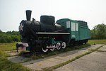 Паровоз «ПТ-4-524», перевозивший в 1955-1987 годах грузы и установленный в 1988 году в честь трудовых подвигов железнодорожников Северного Сахалина