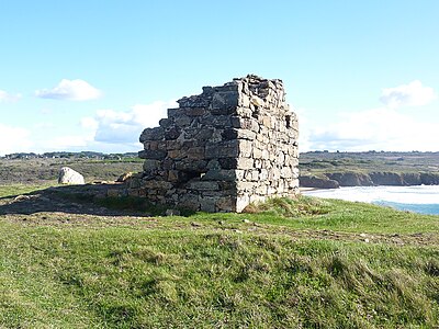 Abri du douanier du XVIIe siècle construit à l'emplacement d'une construction médiévale subsistante au cœur de l'éperon barré de Lostmarc'h.