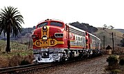 49. KW Ein ATSF San Diegan in klassischer Warbonnet-Lackierung auf der Strecke von Los Angeles nach San Diego in der Nähe von Miramar im Mai 1973. Der San Diegan verkehrte von 1938 bis 2000 zwischen den beiden Städten.