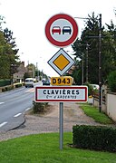Le panneau d'entrée d'agglomération de Clavières en 2013.