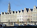 La Grand'Place d'Arras, avec des façades réalisées par des architectes différents, mais un code de l'urbanisme imposé.