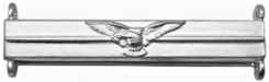 Barrette pour la Distinguished Flying Medal. La barrette pour la DSM est identique mais l'aigle est remplacé par une couronne de laurier.
