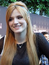 Bella Thorne dans le rôle de Katie.