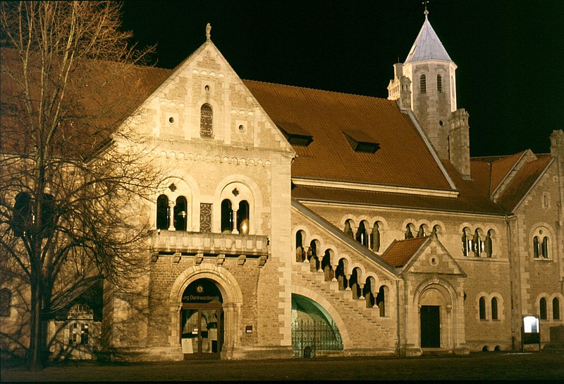      http://upload.wikimedia.org/wikipedia/commons/thumb/a/a5/Braunschweig-burgplatz_2.jpg/800px-Braunschweig-burgplatz_2.jpg        