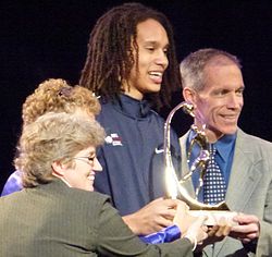 Brittney Griner tar emot Wade Trophy 2012.