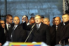 Polský prezident Bronisław Komorowski při projevu symbolicky zacinkal klíči