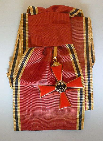 Plik:Bundesverdienstkreuz mit Schulterband.jpg