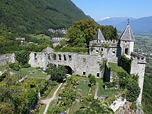 Vue du château de Miolans dans la combe de Savoie