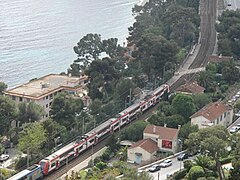 La gare d'Èze-sur-mer vue depuis le chemin de Nietzsche.