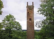 Photographie en couleurs d'une tour élancée en briques.