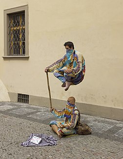 Artistes de rue présentant un numéro de lévitation à Prague. (définition réelle 3 565 × 4 582)