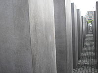 Monumento a los judíos muertos en Europa, de Peter Eisenman y Buro Happold, diseñado para producir una atmósfera molesta y confusa. La escultura trata de representar un sistema supuestamente ordenado que ha perdido el contacto con la razón humana.