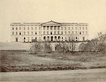 Slottet og Slottsplassen uten «Karl Johan-monumentet», trolig på 1860-tallet. Foto: Henry Rosling (1828–1911)