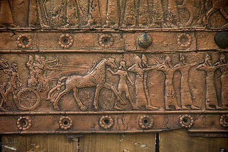 Новоассирийская военная кампания. Деталь обшивки ворот Балавата, IX в. до н. э. Железо вытесняет бронзу в материал поделок. Музей Древнего Востока (Стамбул)