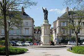 Statue de saint Bernard, avec la place Dupuis en arrière-plan