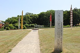 Fasanengarten mit den markanten Stahlfedern