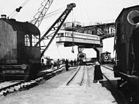 Descarga en el puerto de Comodoro de los nuevos ferrobuses en 1952. Los mismos fueron usados hasta el accidente de 1953.