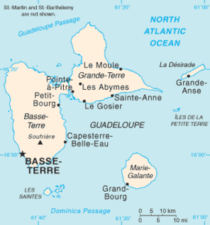 Карта архіпелагу Гваделупа. Протоку Домініка показано внизу карти.