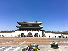 Gwanghwamun Plaza - Gwanghwamun gate - Gyeongbokgung Palace 2016 - hschrijver.jpg