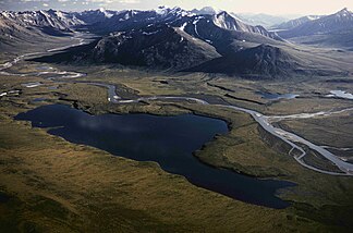 Blick über den Oberlauf des Noatak River nach Süden auf die Schwatka Mountains