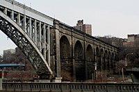 A transição do arco de aço sobre o rio Harlem para os arcos de pedra