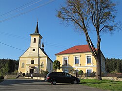 Kostel a fara v Hutisku