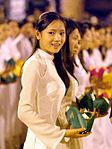 Vietnamesisk student i vit áo dài