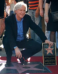 Foto Cameron meraoh sebuah bintang di Hollywood Walk of Fame pada 2009