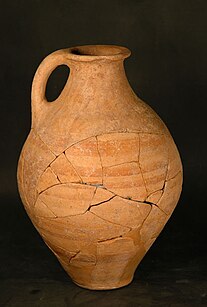 Ejemplo arqueológico de una cantarilla o jarra con asa de la cerámica ibérica pintada arcaica. Yacimiento de «l'Alt de Benimaquia» (Denia, Alicante, España).