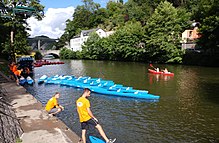 La descente de la Lesse en Kayak se termine à Anseremme. Les Kayaks sont rassemblés avant d'être remonté en camions.