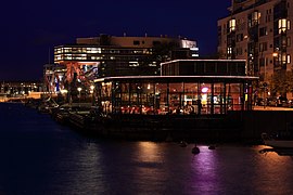 Restaurant de la Plage de Kellosaari et le Centre de Hautes Technologies de Helsinki.