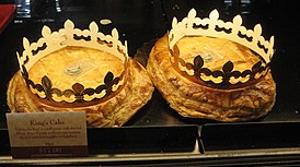 Французский пирог волхвов, украшенный бумажной короной
