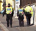 Agenti di polizia municipale della città di Praga, Repubblica Ceca, in servizio con paletta distintiva