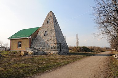 Піраміда-усипальниця з прибудованим приміщення у 2010 році