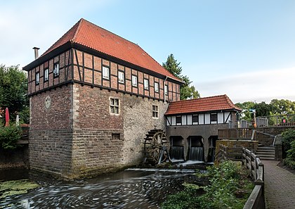 Borgmühle, um moinho de água construído em 1406 em Lüdinghausen, distrito de Coesfeld, Renânia do Norte-Vestfália, Alemanha. (definição 5 001 × 3 540)