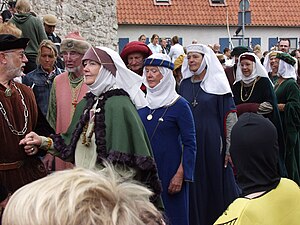 Några av tidigare medeltidsveckors "borgmästare" och "borgmästarhustrur" under Medeltidsveckans andra söndag, 2005.
