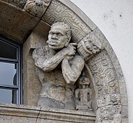 Afrikaner-Figur rechts am Eingangsportal des Linden-Museums. Sie gehört zu den Stereotypen reproduzierenden kolonialen Spuren in Stuttgart, die im Rahmen der Ausstellung Schwieriges Erbe thematisiert werden.