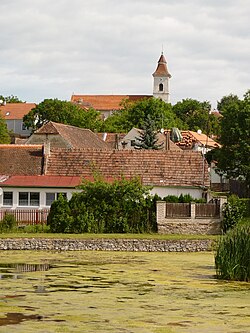 Pohled od rybníka na kostel svatého Jiljí